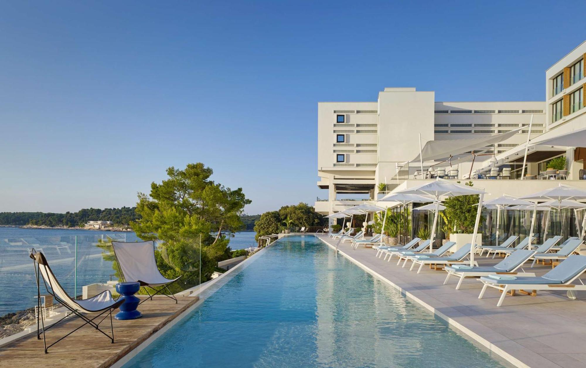 Grand Hotel Brioni Pula, A Radisson Collection Hotel ภายนอก รูปภาพ The hotel's pool